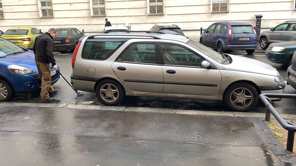 Policisté v Praze dopadli lupiče, kteří přepadli klenotnictví v Teplicích. Našli jejich auto.