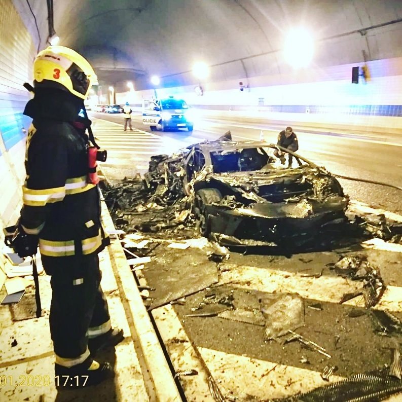 V pražském tunelu Blanka shořelo luxusní auto za 12 a půl milionů korun. Škoda podle hasičů přesahuje 5 milionů korun.