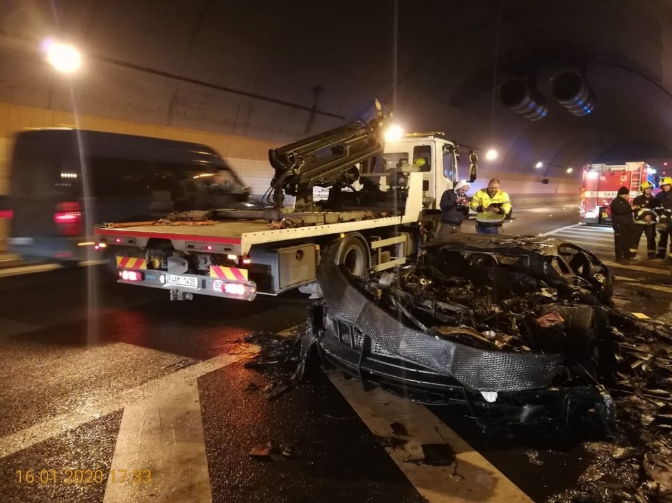 V pražském tunelu Blanka shořelo luxusní auto za 12 a půl milionů korun. Škoda podle hasičů přesahuje 5 milionů korun.