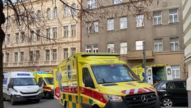 Do Máchovy ulice na Vinohradech vyrážely hned tři sanitky - první z nich měla technické problémy, druhá nabourala, k pacientce tak dorazila až ta třetí, 5. února 2021.