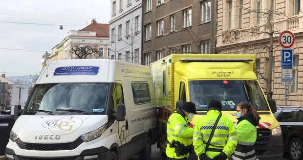 Do Máchovy ulice na Vinohradech vyrážely hned tři sanitky - první z nich měla technické problémy, druhá nabourala, k pacientce tak dorazila až ta třetí, 5. února 2021.