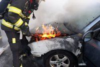 Na pražské magistrále hořelo auto. Hasiči plameny zlikvidovali, provoz byl omezen