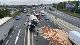 Kamion havaroval na magistrále v Praze. (29. září 2021)