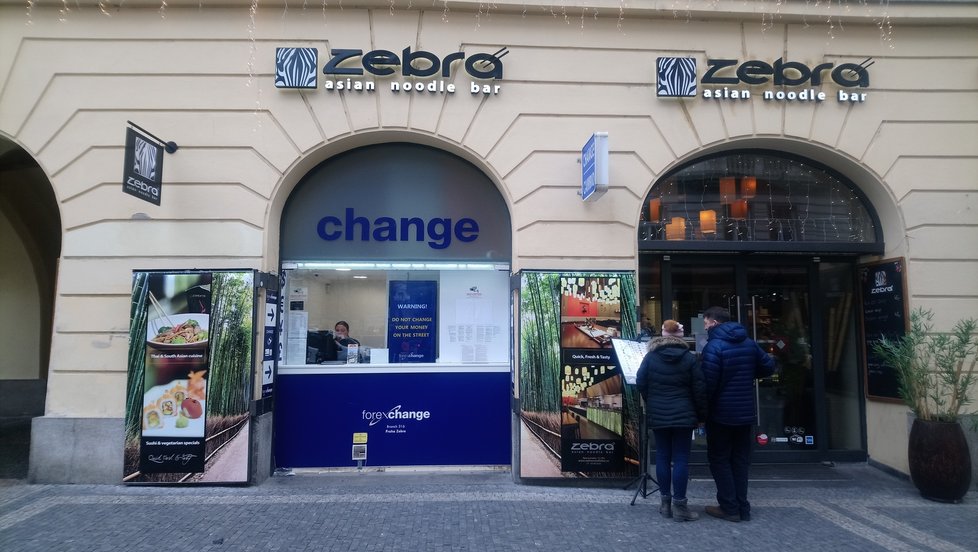 Praha se chystá omezit reklamu v centru. Zmizet by měly blikající nápisy, pestře barevné grafické motivy a omezené budou i polepy výloh.