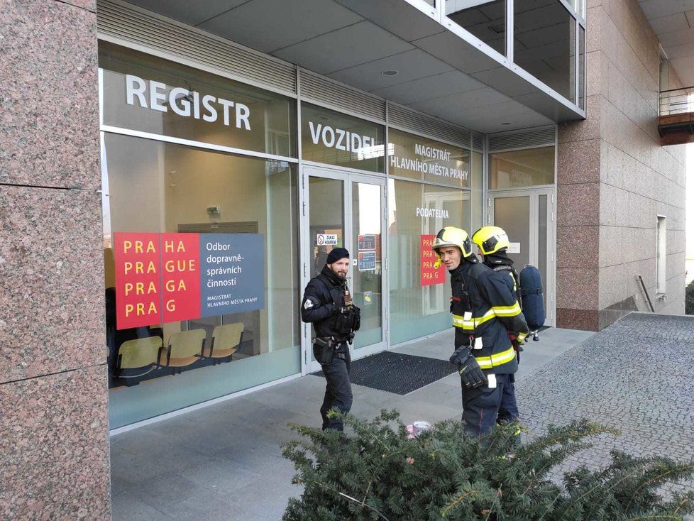 Na Pankráci našli podezřelou obálku, zasahovali policisté i hasiči.