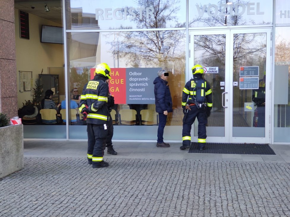 Na Pankráci našli podezřelou obálku, zasahovali policisté i hasiči.