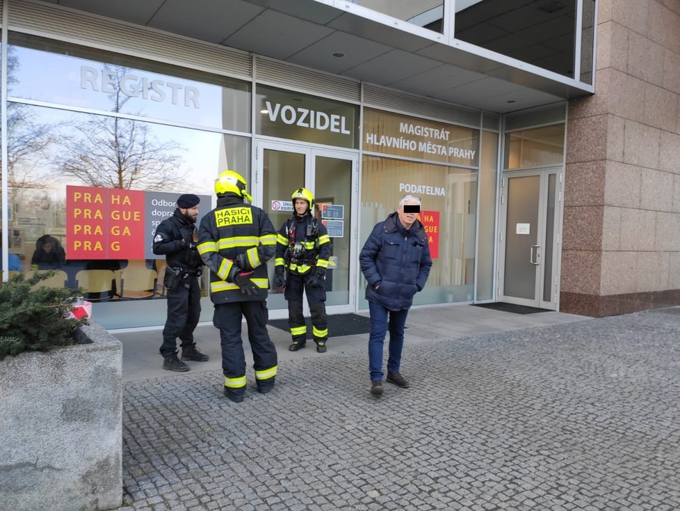 Na Pankráci našli podezřelou obálku, zasahovali policisté i hasiči.