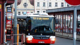 Praha hledá recept na krizový nedostatek řidičů autobusů. (Ilustrační foto)