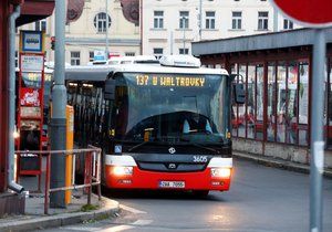 Policie pátrá po svědcích nehody, při níž do dveří uzavřel řidič autobusu ženu a ujel s ní takto několik metrů. Žena skončila zraněná. (ilustrační foto)