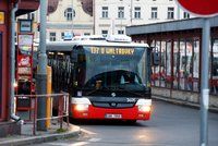 Autobus přivřel ženu ve dveřích a vlekl ji pár metrů. Nedobrovolný výlet skončil hospitalizací