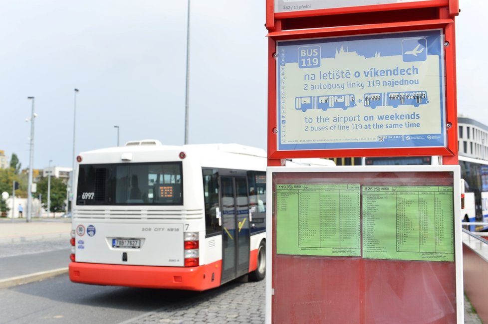 Praha hledá recept na krizový nedostatek řidičů autobusů. (Ilustrační foto)