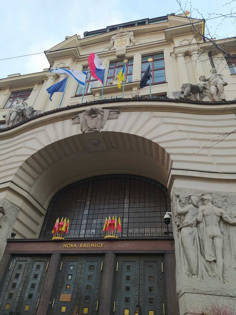 Černý prapor na budově magistrátu. Černý prapor na budově magistrátu.