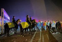 Vyhrocený Majáles v Praze: Policie prověřuje jednání těžkooděnce, který udeřil muže