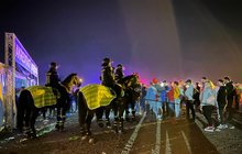 Zklamáním a potyčkou skončil sobotní majáles v pražských Letňanech, na který zavítaly desetitisíce lidí. Na závěr museli zasáhnout i policisté speciální pořádkové jednotky a na koních.