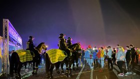 Fiasko na Pražském Majálesu kvůli zálohám za kelímky: Rozčilený dav krotili policisté!