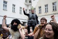 Studentský majáles: Pralidi i banditi prošli Prahou, pak korunovali Věstonickou venuši