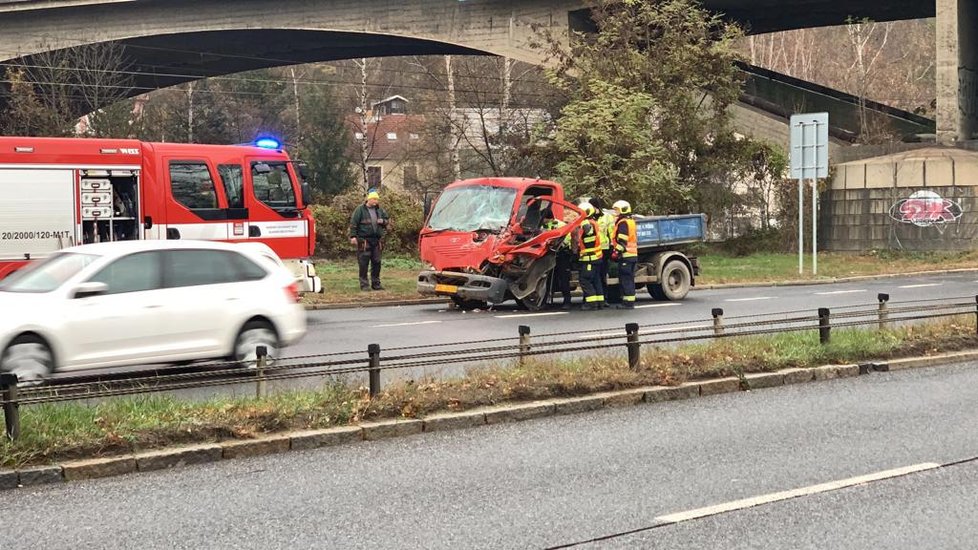 Ve Strakonické ulici došlo k nehodě dvou nákladních vozů.