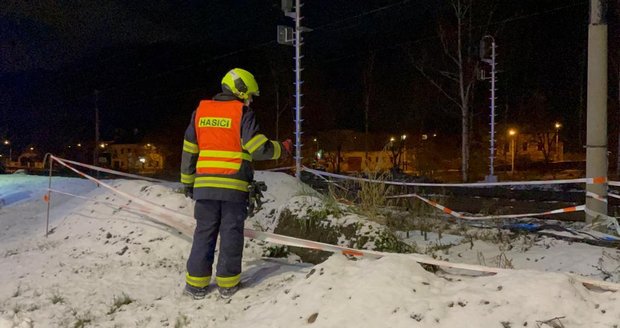 Složky IZS zasahovaly u ohlášeného střetu vlaku s člověkem, 26. ledna 2021.