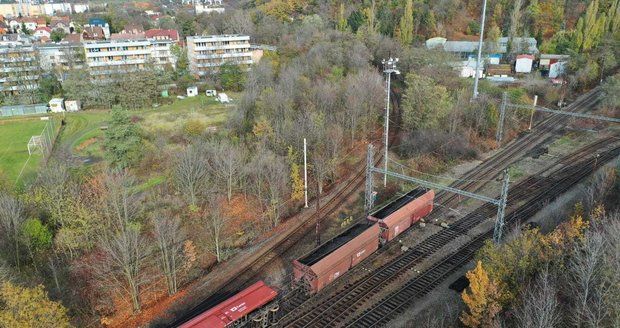 VIDEO: Plný nákladní vlak vykolejil v Malešicích: Vagony vyprošťují nehodové vlaky