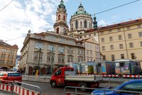 Tramvaje se na Malou Stranu vrátí o týden dříve, pomohlo teplé počasí