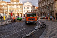 Rychlooprava tramvajových kolejí na Malé Straně. Běží druhá etapa, cestující se svezou už na apríla