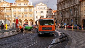 Rychlooprava tramvajových kolejí na Malé Straně. Běží druhá etapa, cestující se svezou už na apríla