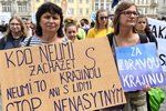 Lidé se 26. července 2020 na pražském Malostranském náměstí sešli na demonstraci ekologických sdružení.