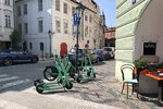 Sdílené koloběžky překážejí v Praze.