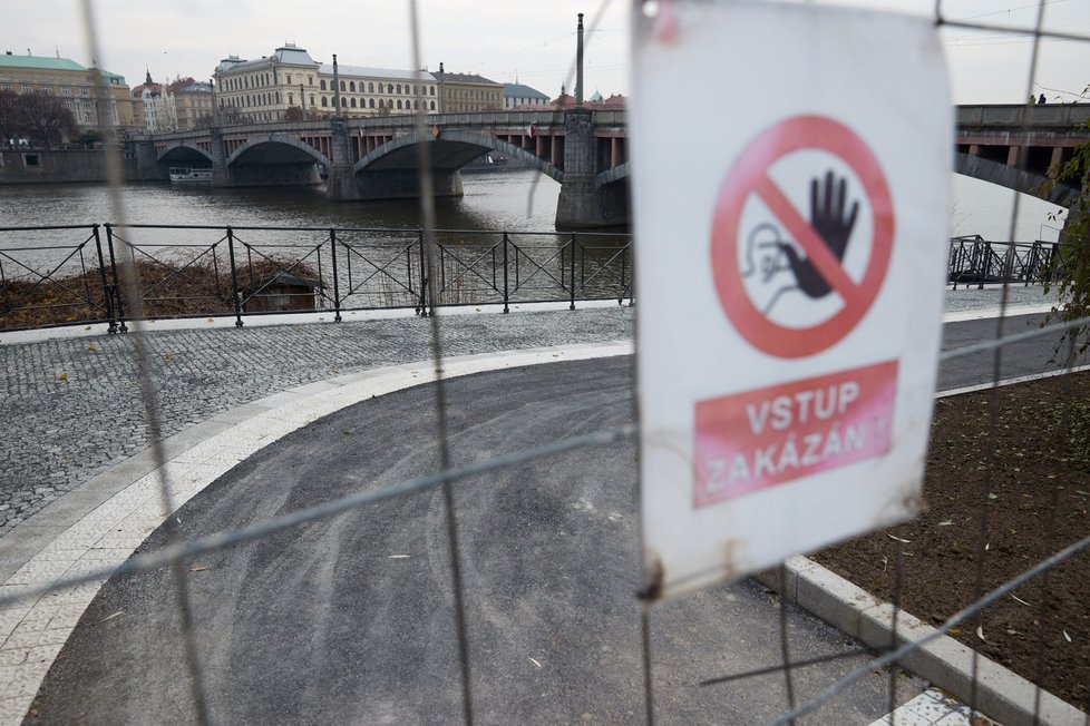 Cyklostezku pod Mánesovým mostem po otevření znovu zavřeli. (9. prosince 2022)