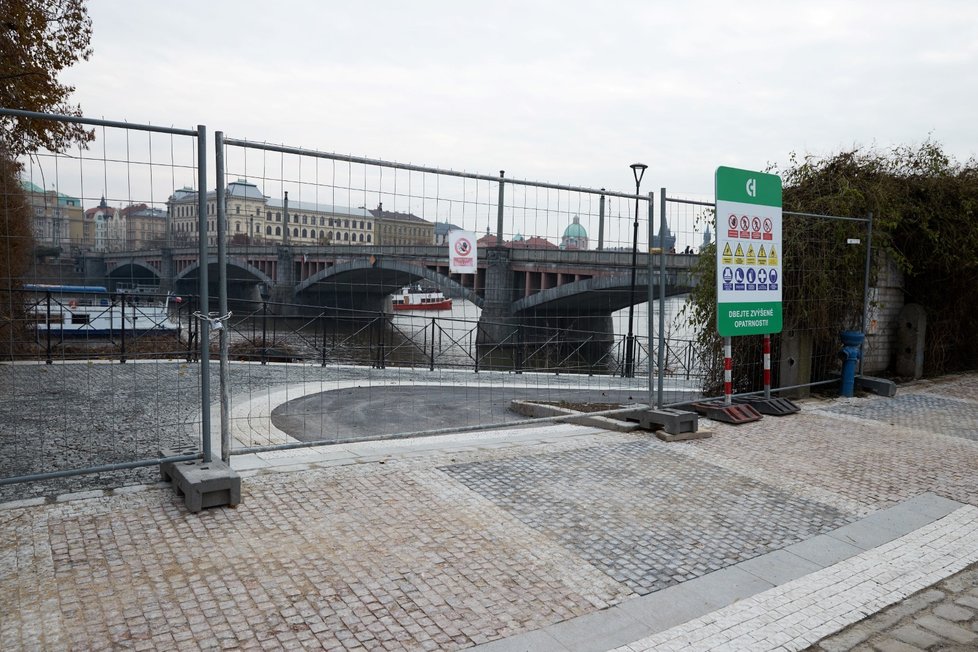 Cyklostezku pod Mánesovým mostem po otevření znovu zavřeli. (9. prosince 2022)