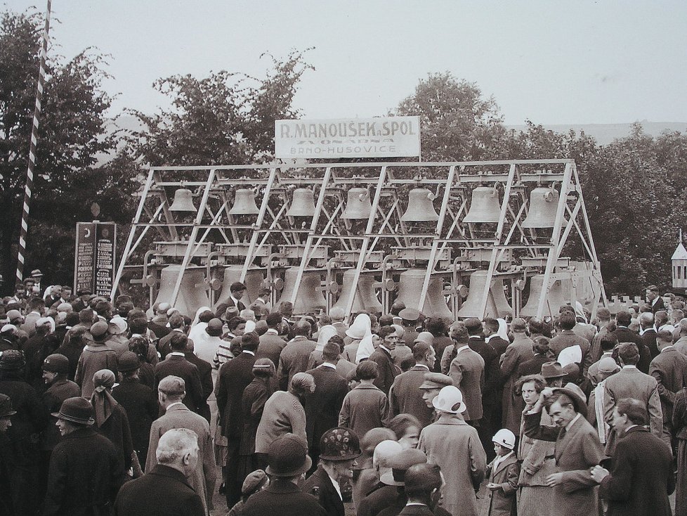 Zvonohra Rudolfa Manouška z roku 1926 v Pelhřimově. Skládala se ze 14 zvonů a krom lidových písní uměla i Československou hymnu.