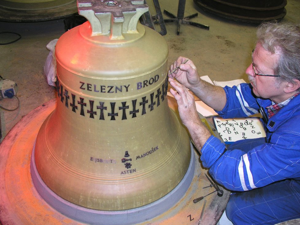 Petr R. Manoušek zdobí nový zvon do Železného Brodu. Požár tu v květnu 2008 zničil dřevěný, gotický kostel i se zvonem.