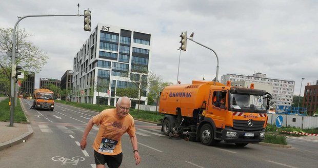 Josef Kostka na pražském maratonu. (7. května 2023)