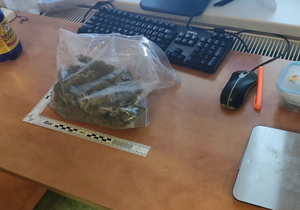 Policisté 6. listopadu 2021 ve Kbelích zastavili řidiče, který převážel marihuanu.