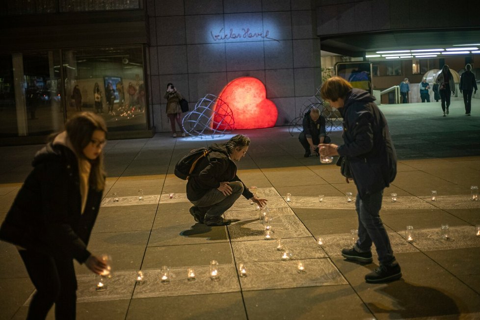 Před Národním divadlem v Praze se 22. března rozsvítil nápis Děti tvořený ze svíček.