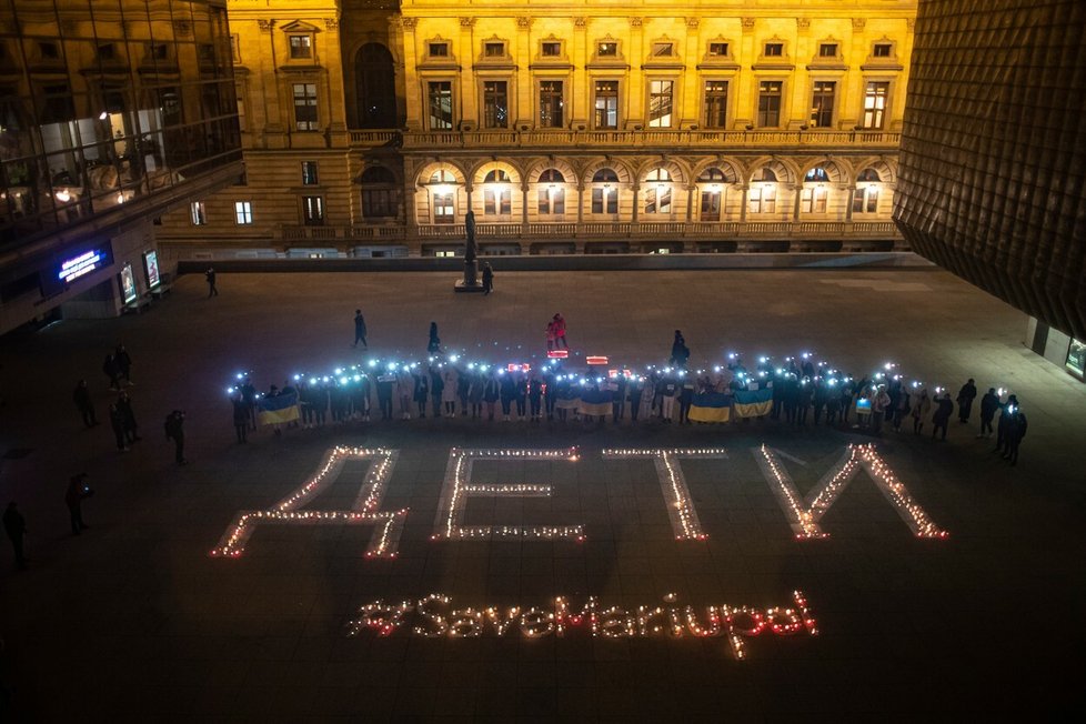 Před Národním divadlem v Praze se 22. března rozsvítil nápis Děti tvořený ze svíček.