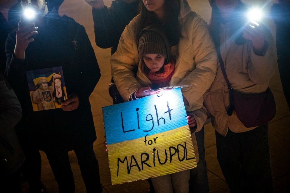 Před Národním divadlem v Praze se 22. března rozsvítil nápis Děti tvořený ze svíček.