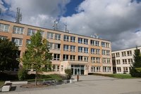 Salmonela ve škole v Újezdu: Problémy s jídelnou se táhnou měsíce!