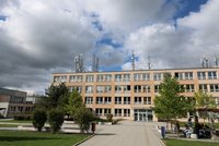 Příčina hromadné otravy v Újezdu nad Lesy: Týden prošlá vejce! 41 lidí je v nemocnici