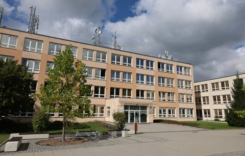 Hromadná otrava dětí v Újezdě nad Lesy? Křeče i zvracení... Nemocných je 250! 6 z nich skončilo v nemocnici