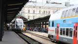 Porouchané trakční vedení: Vlaky z Prahy směrem na Beroun a na Benešov uvázly hodinu na místě