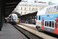 Porouchané trakční vedení: Vlaky z Prahy směrem na Beroun a na Benešov uvázly hodinu na místě