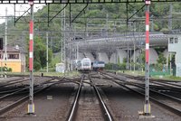Cestování mezi Prahou a Kolínem komplikuje výluka v Úvalech. Vlaky mají desítky minut zpoždění