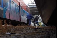 „Pat a Mat“ sprejovali na vlak: Uvnitř byl strojvedoucí, na místě zapomněli kameru!