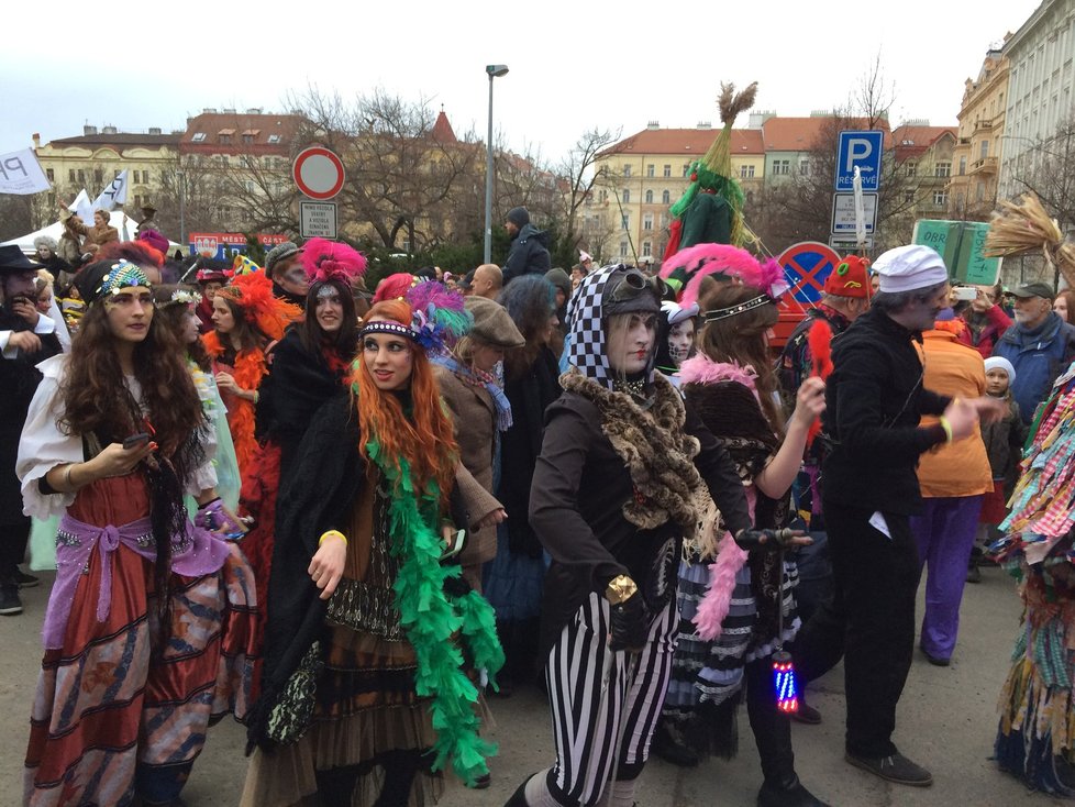 Stovky nejrůznějších masek prošly pražským Žižkovem. Na radnici je čekaly jitrnice.