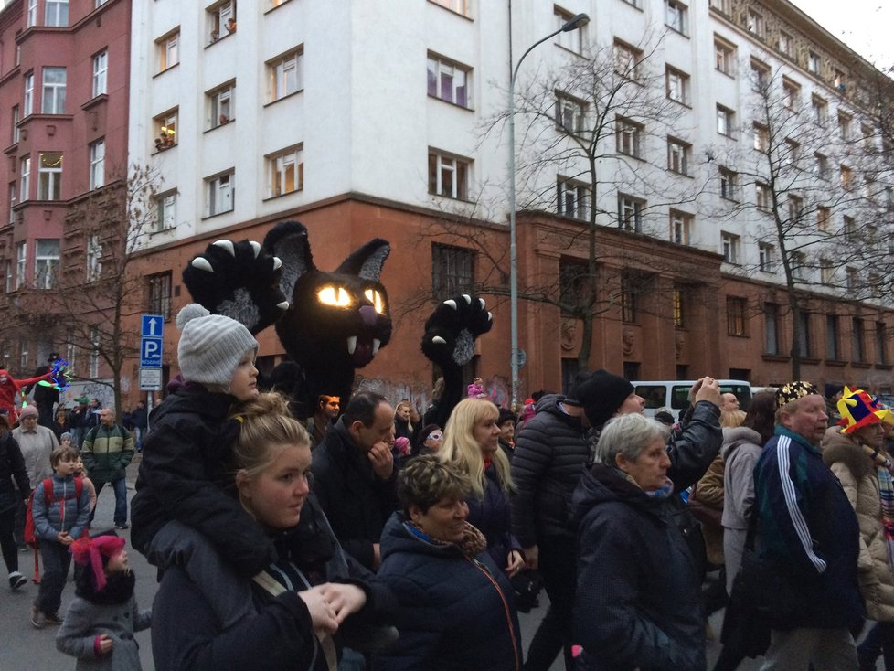 Stovky nejrůznějších masek prošly pražským Žižkovem. Na radnici je čekaly jitrnice.