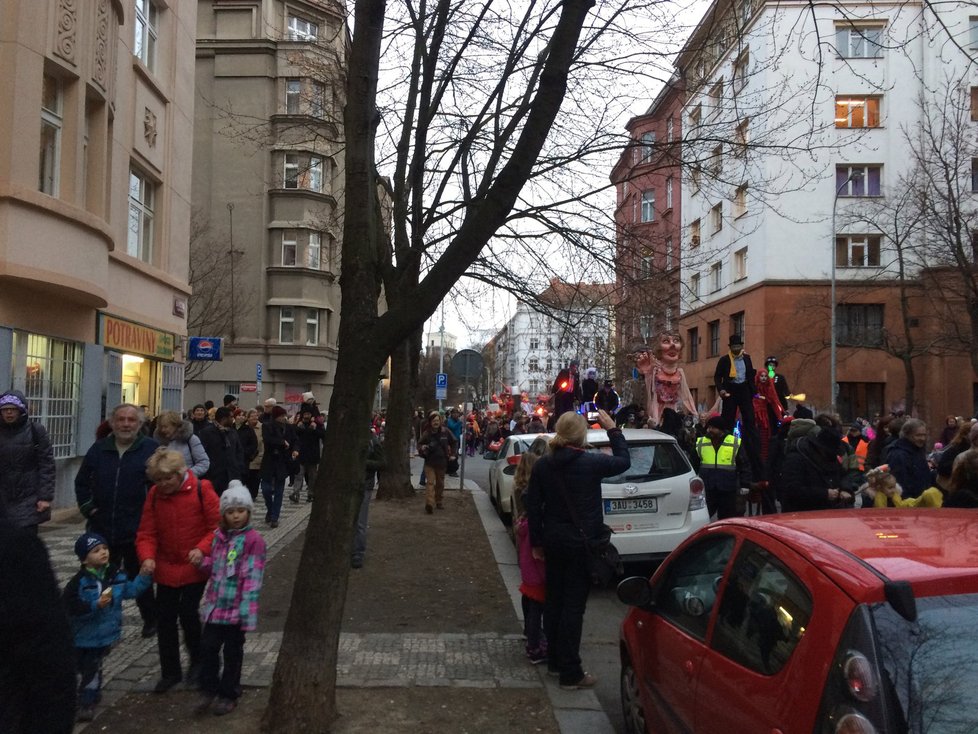 Stovky nejrůznějších masek prošly pražským Žižkovem. Na radnici je čekaly jitrnice.