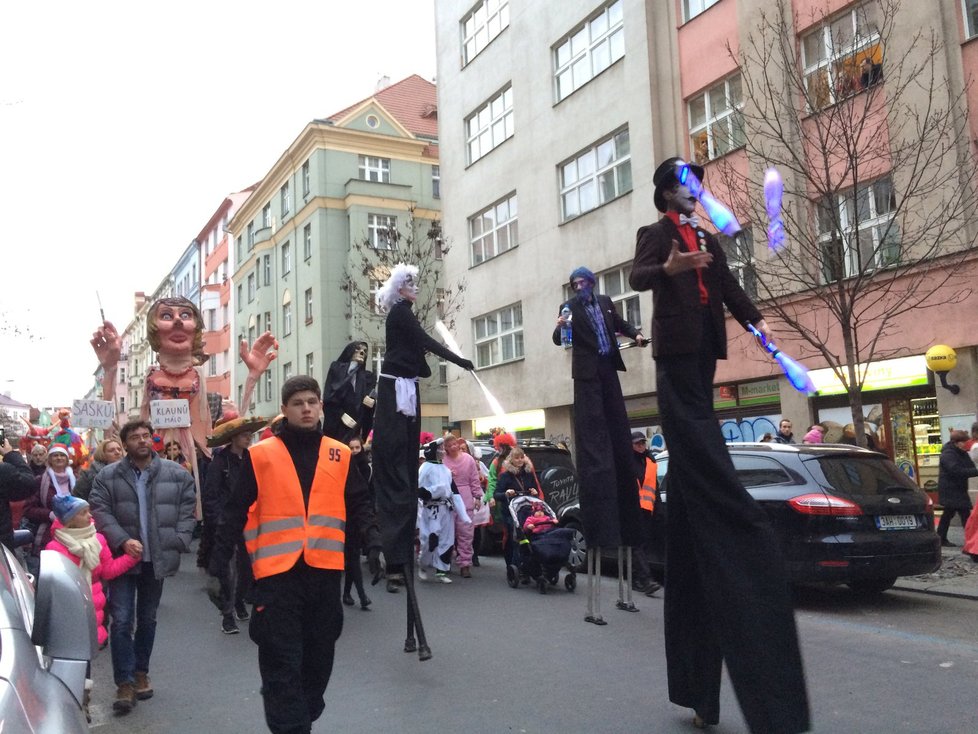 Stovky nejrůznějších masek prošly pražským Žižkovem. Na radnici je čekaly jitrnice.