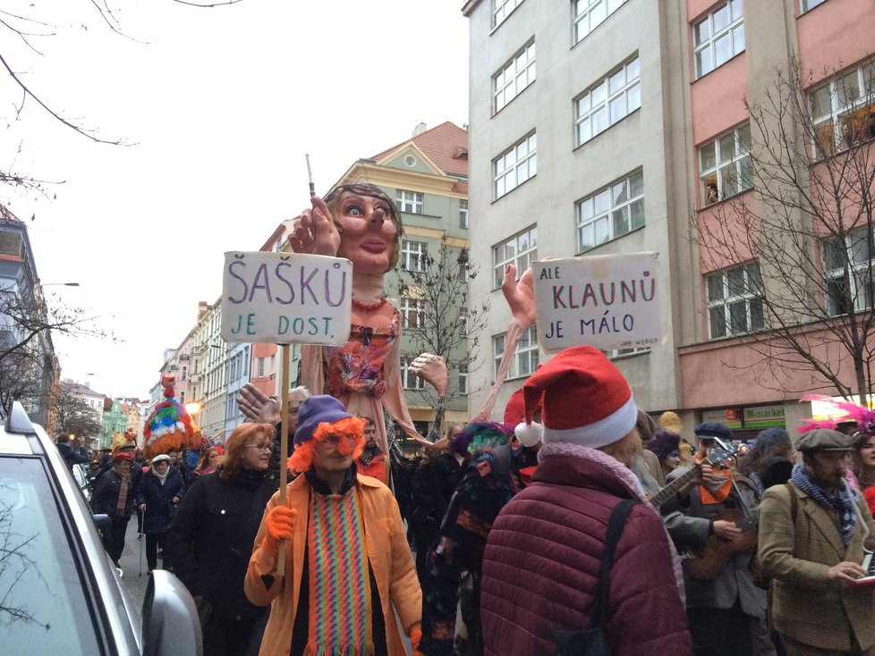 Stovky nejrůznějších masek prošly pražským Žižkovem. Na radnici je čekaly jitrnice.