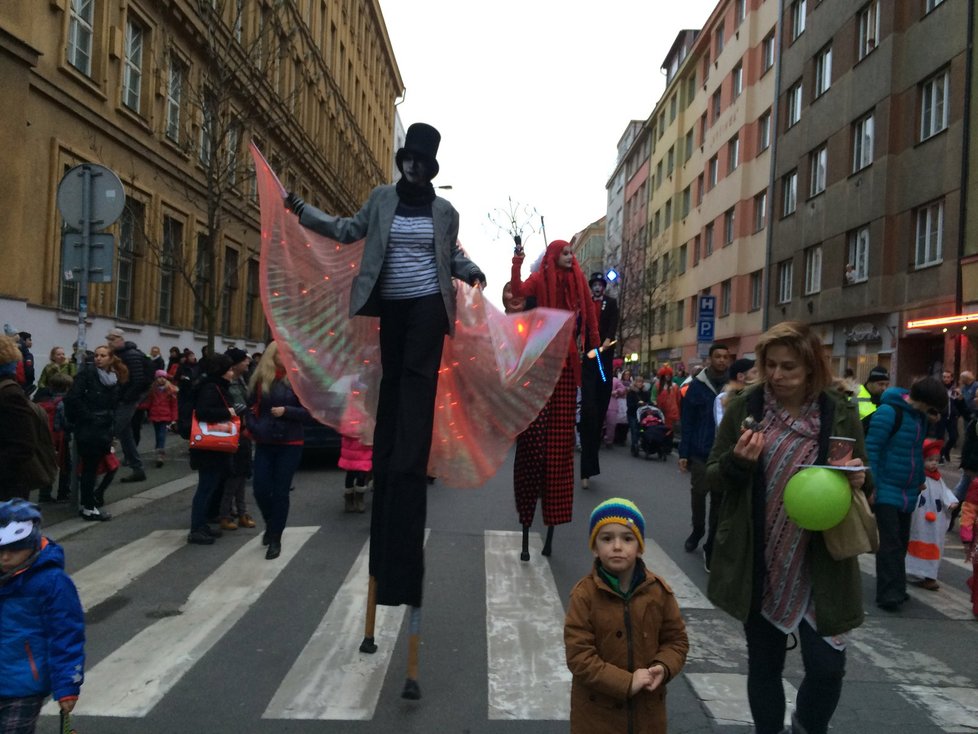 Stovky nejrůznějších masek prošly pražským Žižkovem. Na radnici je čekaly jitrnice.